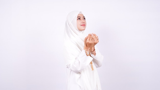 Asian Muslim woman pray isolated