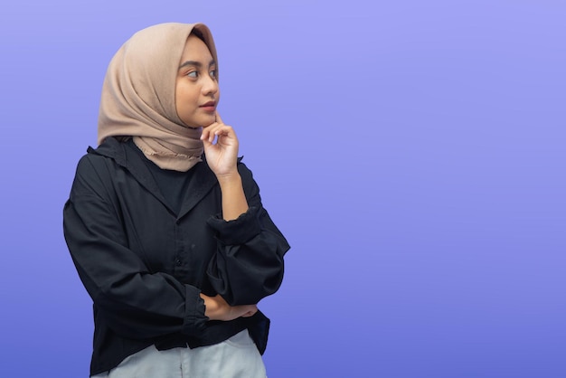 アジアのイスラム教徒の女性が透明な背景に分離されたコピー スペース コラージュ ガール コンセプトを示す笑みを浮かべて
