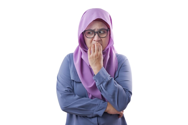 ヒジャブを着たアジアのイスラム教徒の女性は何か悪いものが彼女の爪をむことを心配し恐れているように見えた