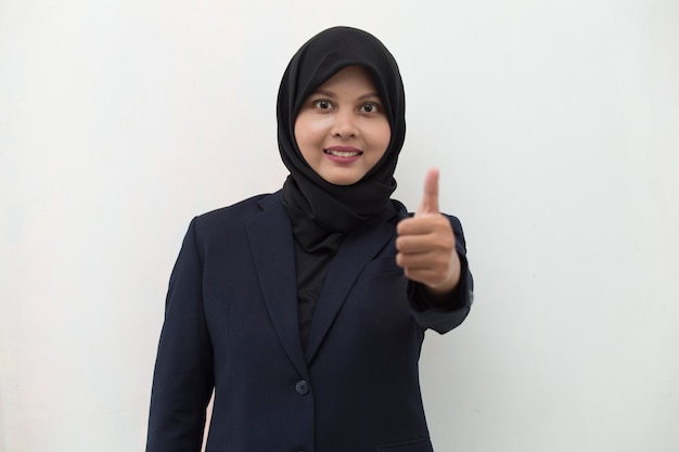 Donna musulmana asiatica che indossa l'hijab con il gesto del segno giusto