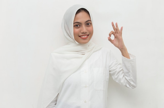 확인 표시 제스처와 hijab를 입고 아시아 무슬림 여성