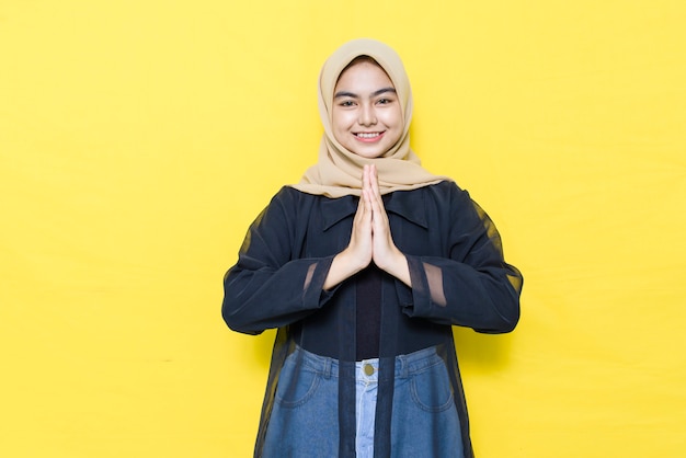 Photo asian muslim woman welcoming guests