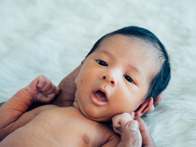 眠っているアジアの生まれたばかりの赤ちゃんの男の子