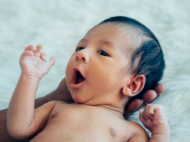 眠っているアジアの生まれたばかりの赤ちゃんの男の子