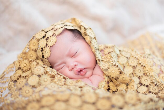 Foto neonato asiatico. bambino adorabile e figlio del genitore.