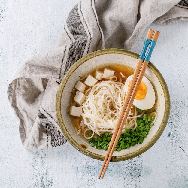 Foto zuppa di noodle asiatici