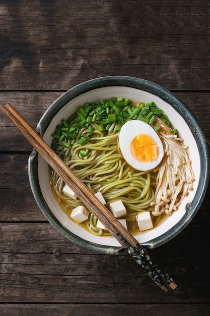 Zuppa di spaghetti asiatici