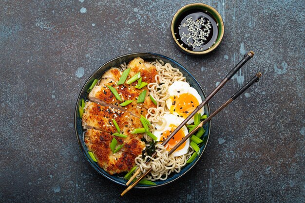 アジアのヌードルラーメンスープと揚げパンコチキン