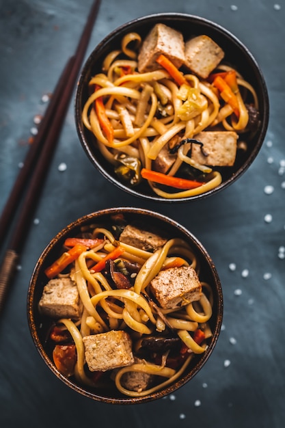 Foto tagliatelle asiatiche con tofu al formaggio