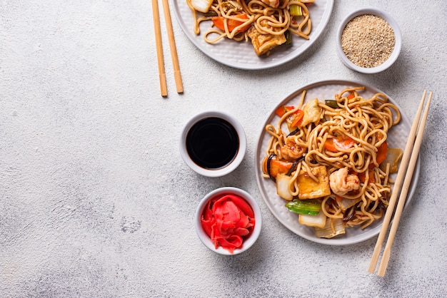 Asian noodles with shrimps and vegetables