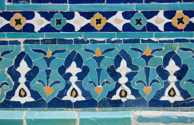 Фото Азиатская старая керамическая мозаика. элементы восточного орнамента на керамической плитке