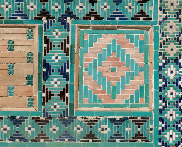 Азиатская старая керамическая мозаика. элементы восточного орнамента на керамической плитке