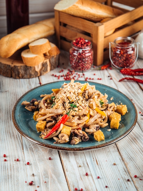 シーフードと豆腐のアジアンパッドタイ麺