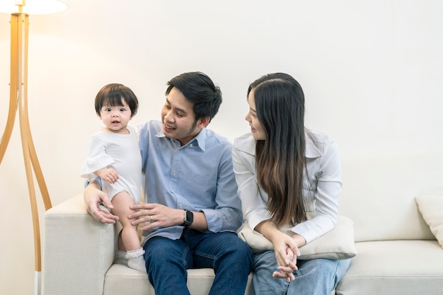 아시아 부모와 집에서 노는 아이. 가족 개념입니다.