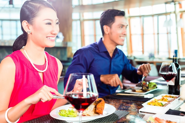 레스토랑에서 아시아 사람들이 고급 식사