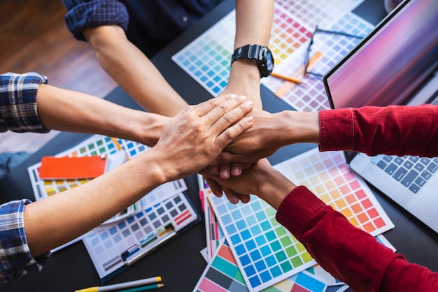 I grafici asiatici della gente uniscono la mano, concetto di lavoro di squadra dopo l'incontro.