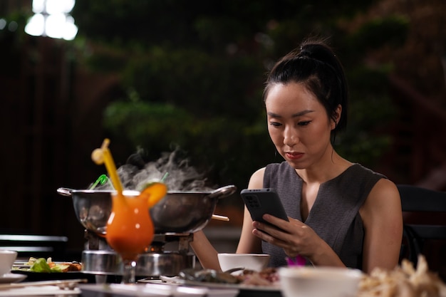 Foto gente asiatica che ha una cena