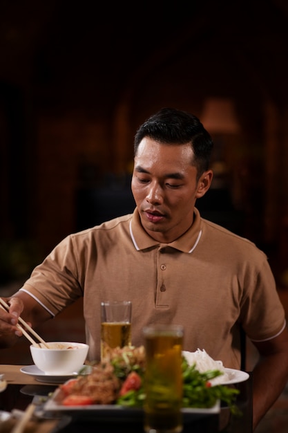 Foto gente asiatica che ha una cena