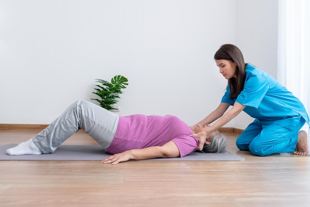 Photo asian physical therapist doing shoulder muscles physiotherapy for an asian elderly woman to treat osteoarthritis and nerve pain in the shoulder to nursing home and health care concept