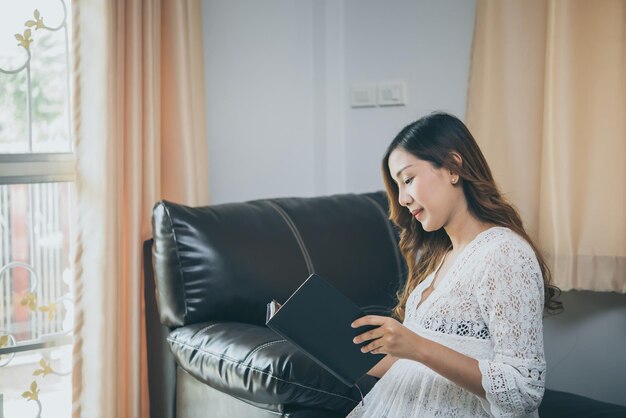 写真 アジアの妊婦が自宅で本を読む子育て方法の研究タイ人