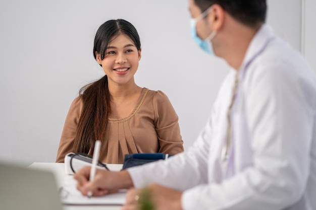 Donna incinta asiatica visita ginecologo medico in ospedale per consulente di gravidanza