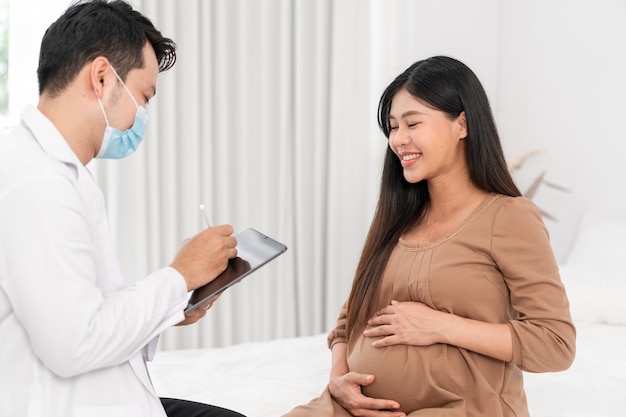 Donna incinta asiatica visita ginecologo medico in ospedale per consulente di gravidanza