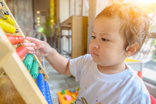 写真 カラフルなおもちゃだけでアジアの就学前の年齢の遊び。子供のための教育ゲーム。赤ちゃんの学習とライフスタイル。