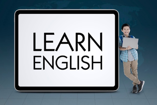 아시아의 십대 전 학교 소년 영어를 배워라