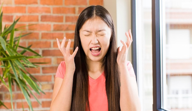 사진 공장 벽돌 벽에 집에서 아시아 예쁜 여자