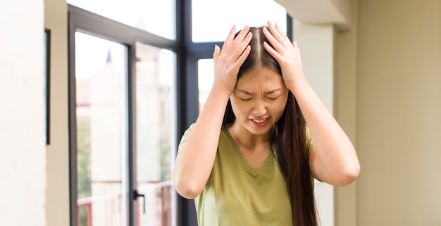 写真 大きな窓の背景を持つ自宅でアジアのきれいな女性