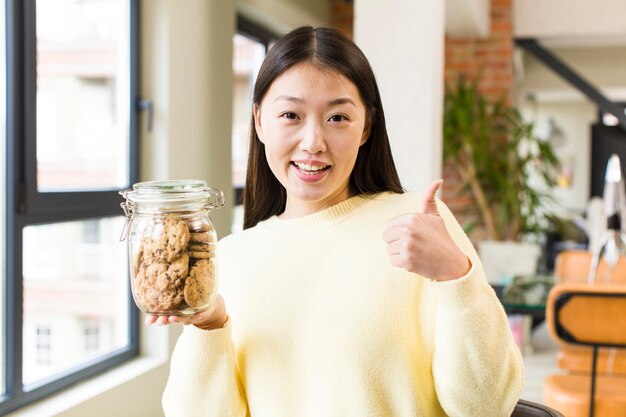 멋진 거실에서 쿠키를 먹는 아시아 예쁜 여자