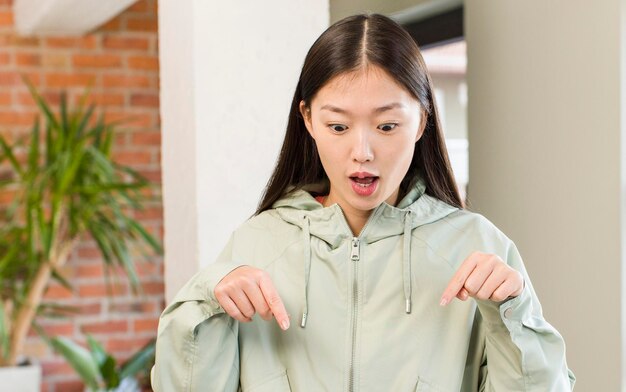 新しい家のインテリアでアジアのきれいな女性