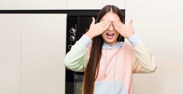 Photo asian pretty woman at new home kitchen