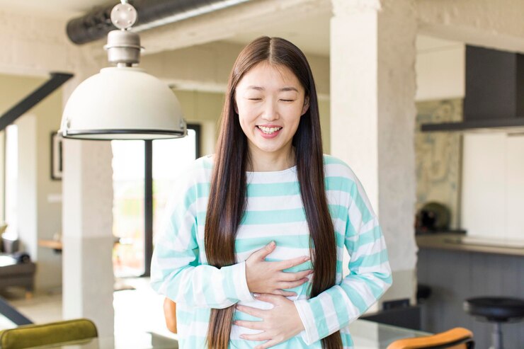 Photo 새 집 거실에서 아시아 예쁜 여자
