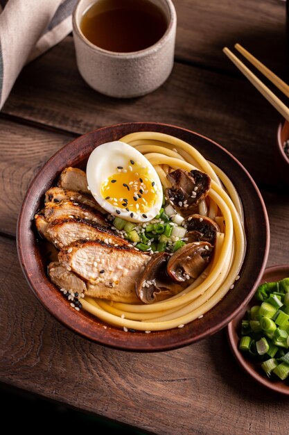 Photo asian ramen soup with chicken