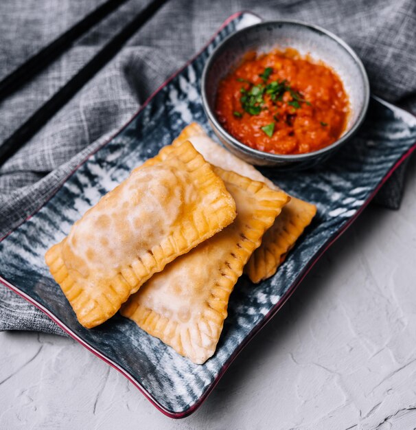 Photo asian ravioli with chopsticks on plate