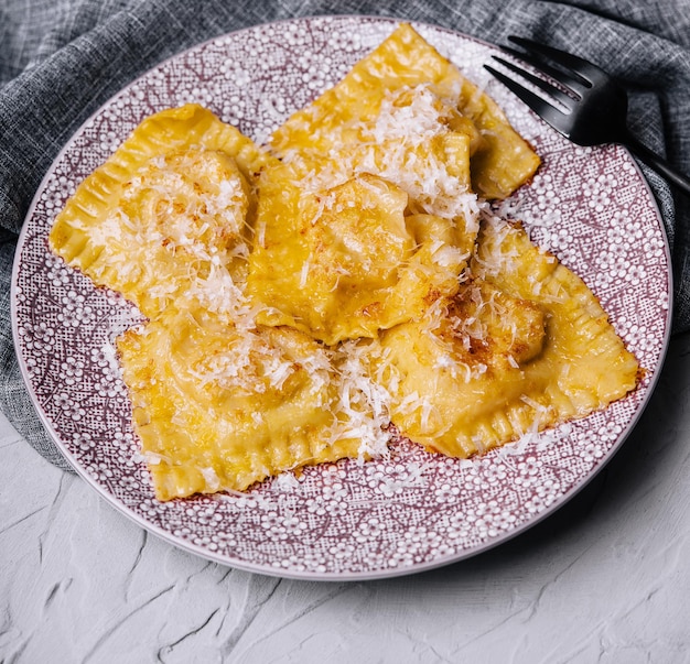 Foto ravioli asiatici con le bacchette sul piatto