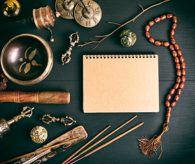 Азиатские религиозные музыкальные инструменты для медитации и тетради