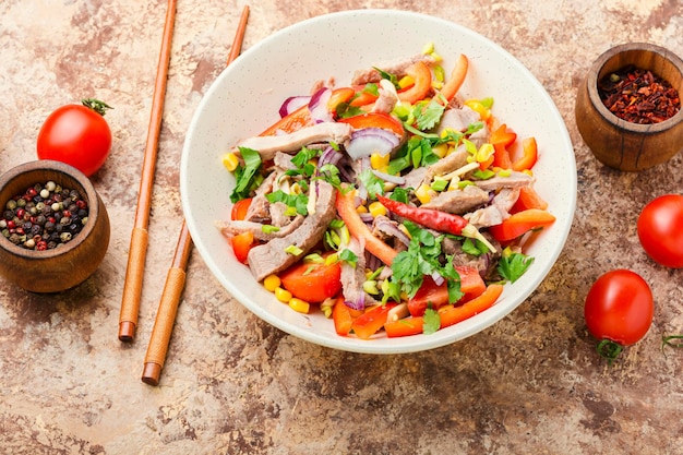 Азиатский салат с овощами и мясом