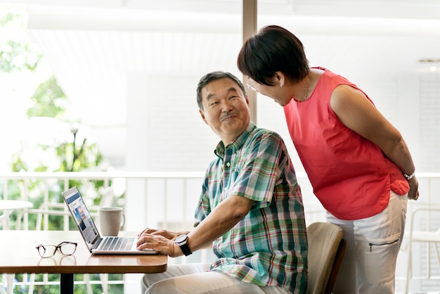 自宅でアジアの年配のカップル