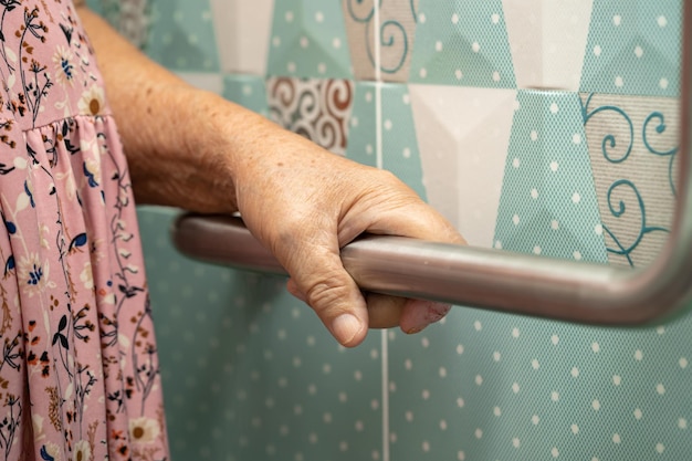 Anziano asiatico o anziano donna paziente uso wc bagno maniglia sicurezza in reparto di cura sana e forte concetto medico