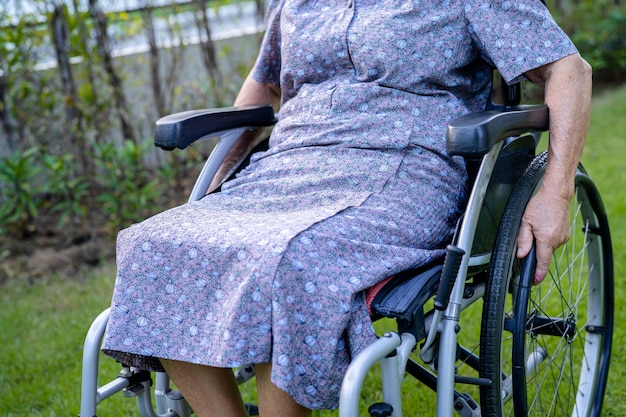 Foto paziente asiatico senior o anziana della donna della signora anziana sulla sedia a rotelle in parco, forte concetto medico sano.