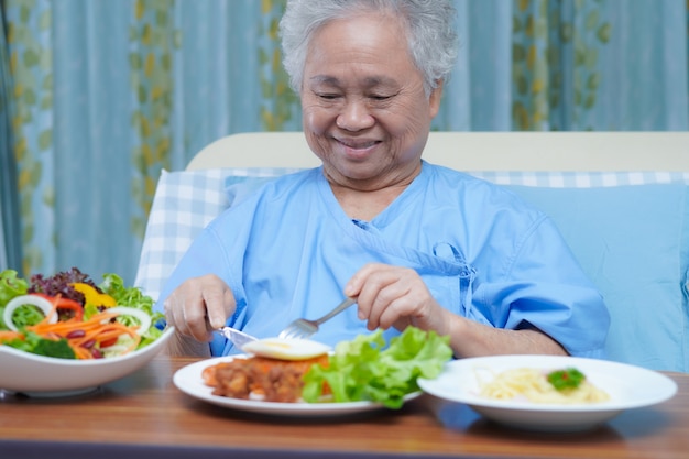 사진 병원에서 아침을 먹고 아시아 수석 여자 환자입니다.