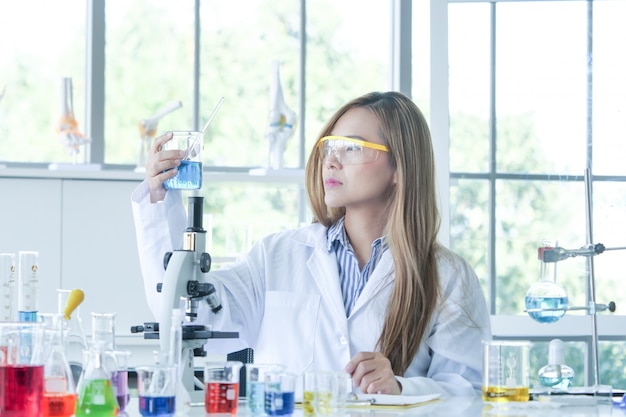 実験室で働くアジアの深刻な女性化学者