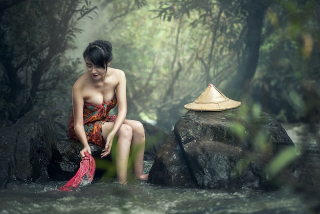 Photo asian sexy woman washing in streams