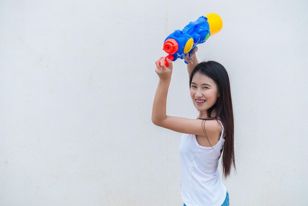 흰색 배경에 손에 물을 들고 아시아 섹시한 여자 태국에서 축제 송크란의 날