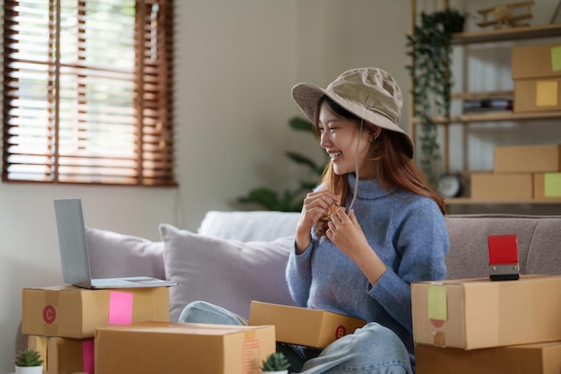 Donna asiatica di affari delle pmi che lavora a casa concetto di acquisto online dell'ufficio