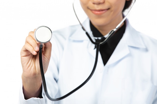 Medico sorridente asiatico in uniforme di bianco che sta con lo stetoscopio.