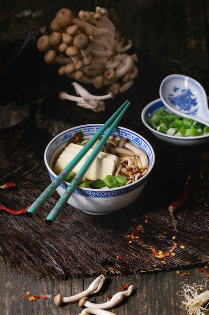 Photo asian soup ramen with feta cheese