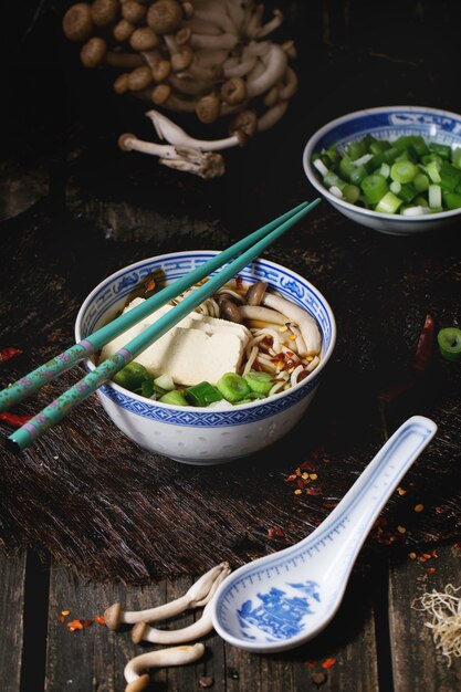 Ramen di minestra asiatica con feta